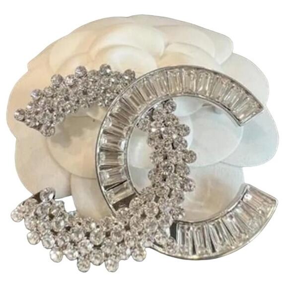 Jewelry - CHANEL Platinum Plated Interlocking CC Baguette CZ Brooch 23A (CCXX058)